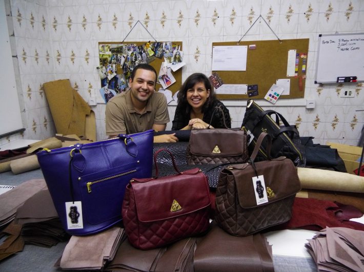 O casal de micro empresários Prisca e Jonatan Fiuza no showroom dos produtos da fábrica de bolsas. FOTO TIAGO QUEIROZ/ESTADÃO - TIRADA COM MOTO Z PLAY + HASSELBLAD TRUE ZOOM