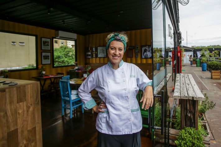 Mariana Pelozio, do restaurante Duas Terezas, tem negócio em contêiner na Vila Butantan Foto: Gabriela Bilo / Estadão 